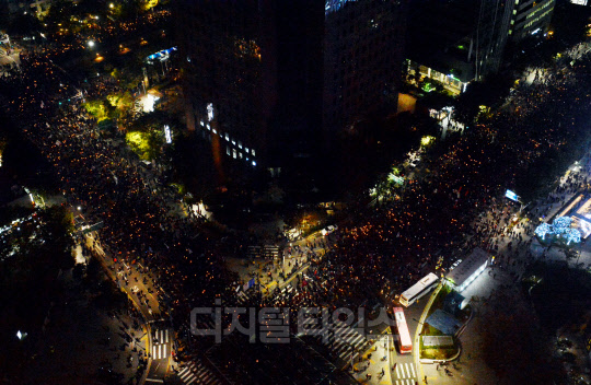 29일 저녁 서울 종로구 청계광장에서 '모이자 분노하자 내려와라 박근혜' 촛불집회를 마친 시민들(주최 측 추산 2만여 명, 경찰 추산 9천여 명)이 종각역 앞을 행진하고 있다.  김민수기자 ultrartist@
